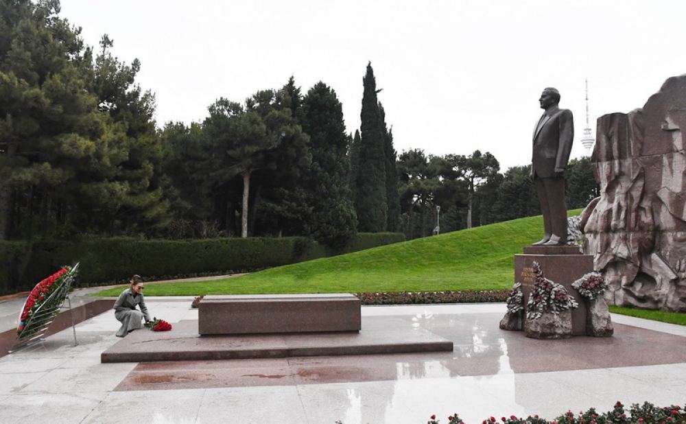 Президент Азербайджана Ильхам Алиев и Первая леди Мехрибан Алиева посетили могилу общенационального лидера Гейдара Алиева (ФОТО/ВИДЕО)