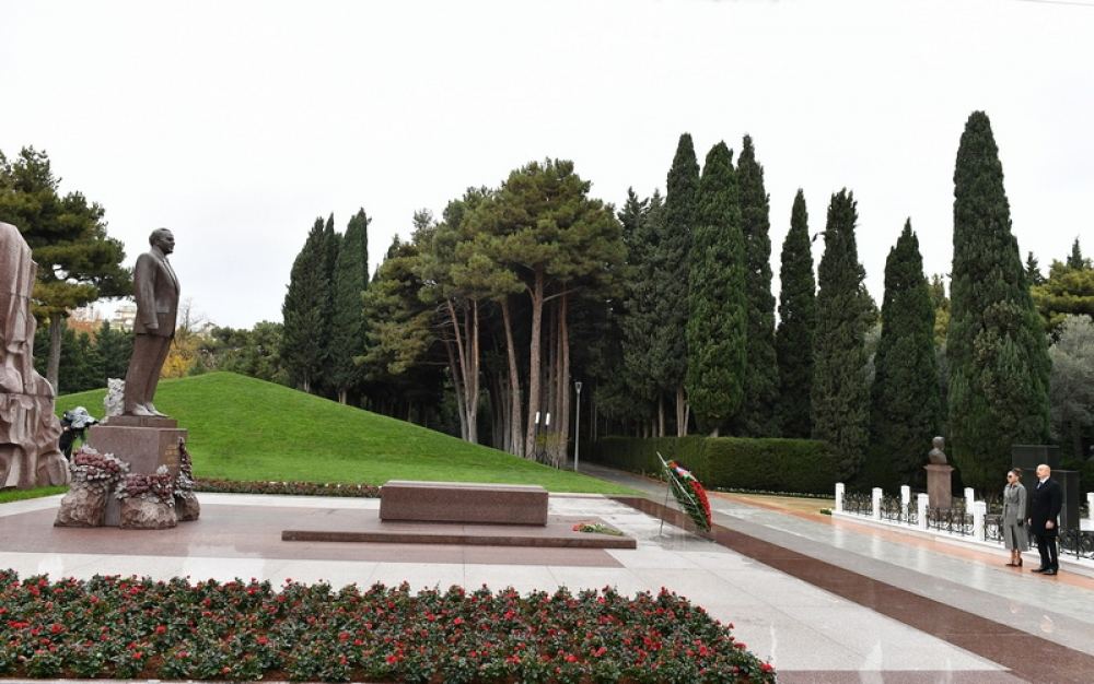 Президент Азербайджана Ильхам Алиев и Первая леди Мехрибан Алиева посетили могилу общенационального лидера Гейдара Алиева (ФОТО/ВИДЕО)