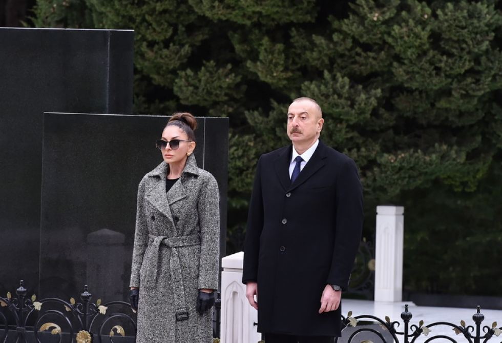 Президент Азербайджана Ильхам Алиев и Первая леди Мехрибан Алиева посетили могилу общенационального лидера Гейдара Алиева (ФОТО/ВИДЕО)