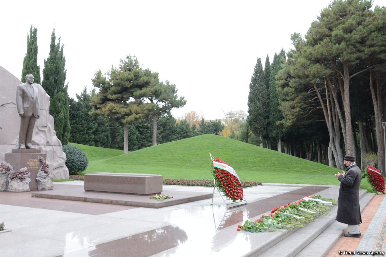 Общественность Азербайджана чтит память великого лидера Гейдара Алиева (ФОТО)
