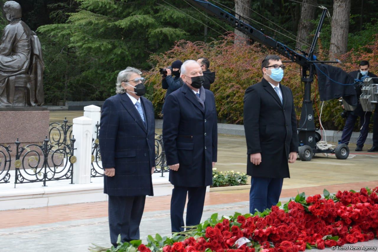 Общественность Азербайджана чтит память великого лидера Гейдара Алиева (ФОТО)