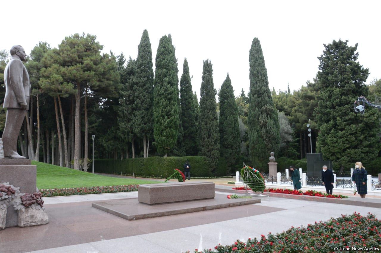 Общественность Азербайджана чтит память великого лидера Гейдара Алиева (ФОТО)