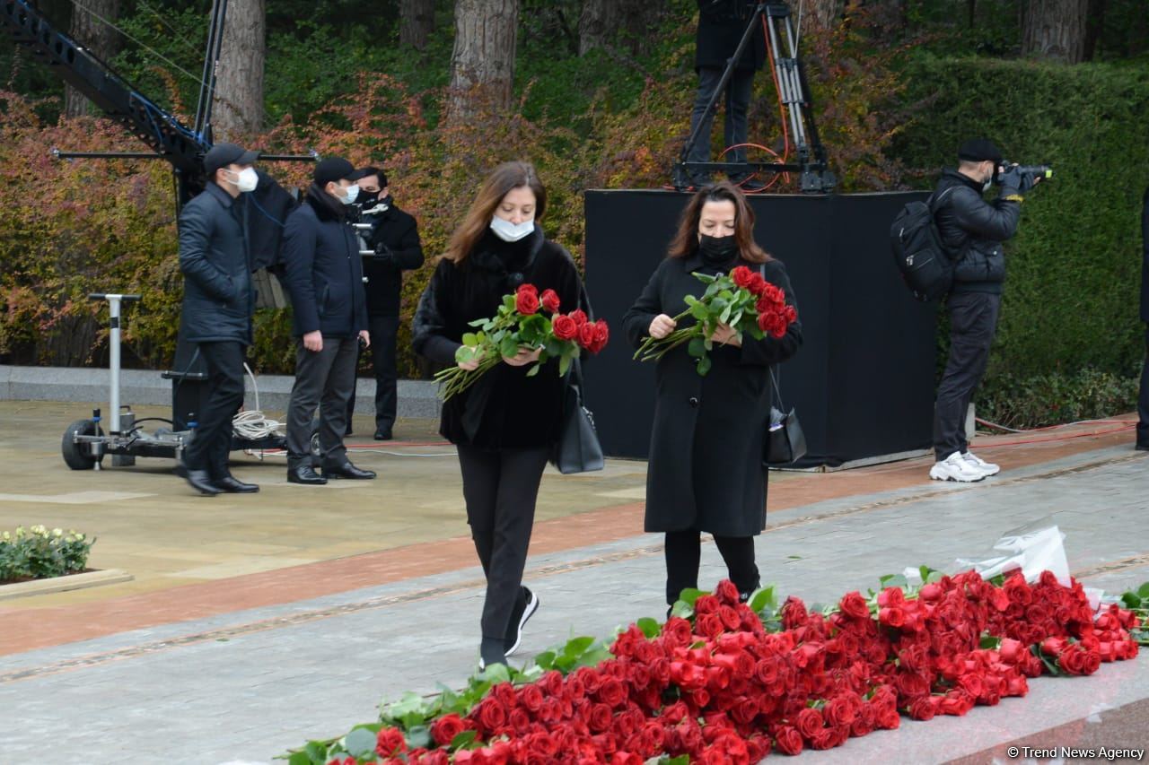 Общественность Азербайджана чтит память великого лидера Гейдара Алиева (ФОТО)