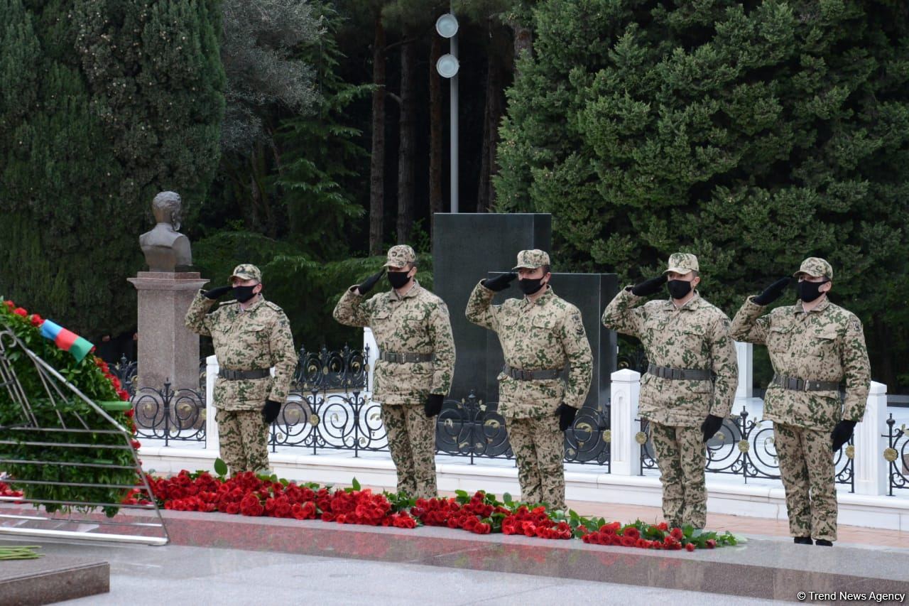 Общественность Азербайджана чтит память великого лидера Гейдара Алиева (ФОТО)