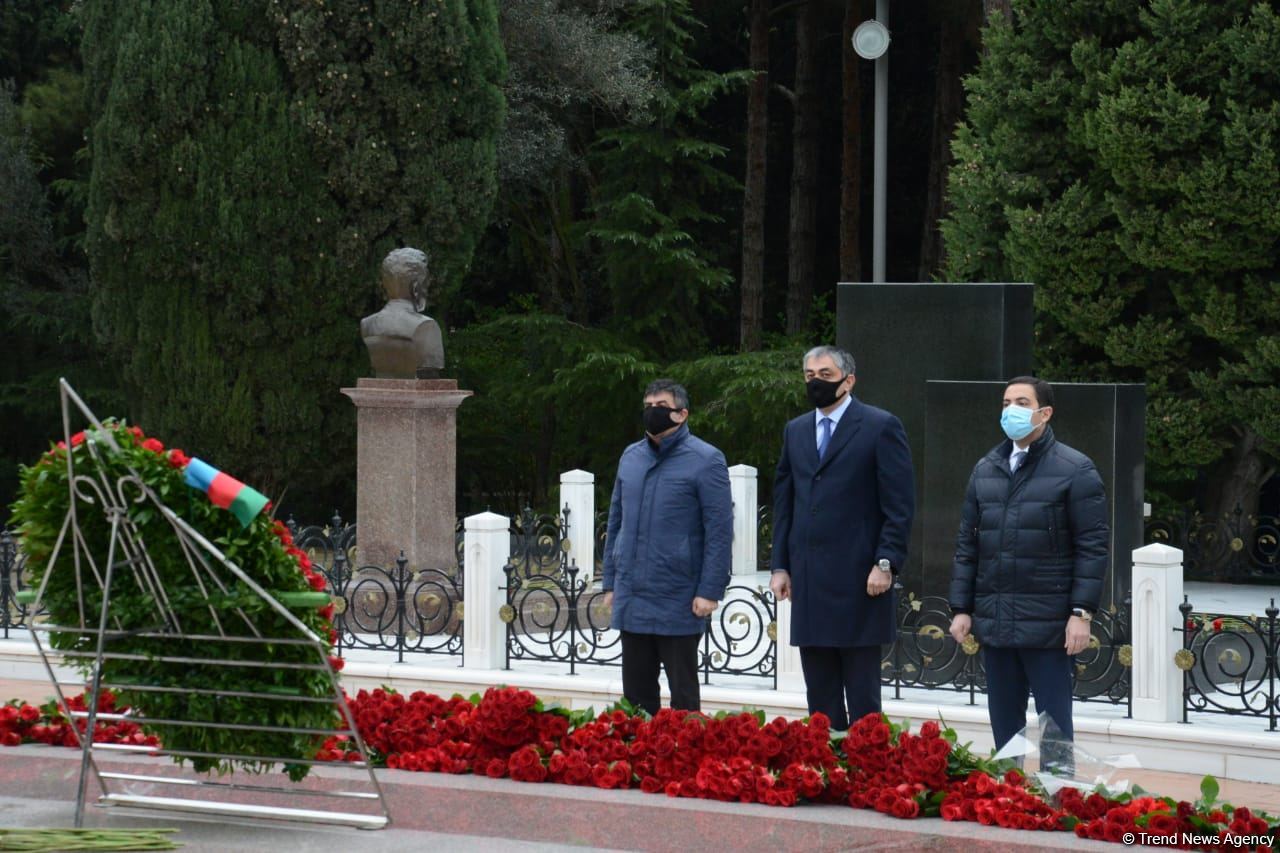 Общественность Азербайджана чтит память великого лидера Гейдара Алиева (ФОТО)