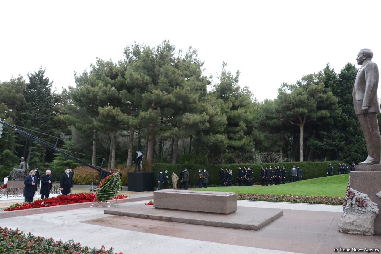 Общественность Азербайджана чтит память великого лидера Гейдара Алиева (ФОТО)