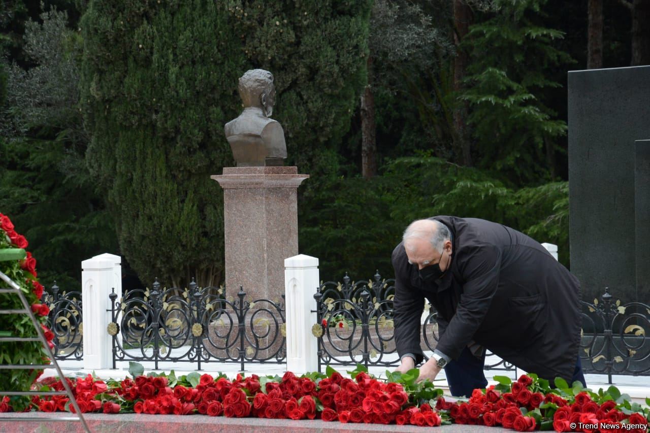 Общественность Азербайджана чтит память великого лидера Гейдара Алиева (ФОТО)