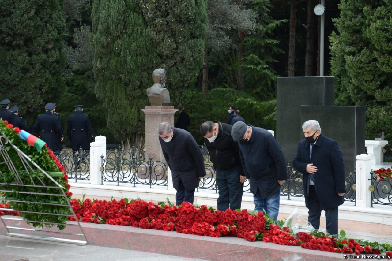 Общественность Азербайджана чтит память великого лидера Гейдара Алиева (ФОТО)