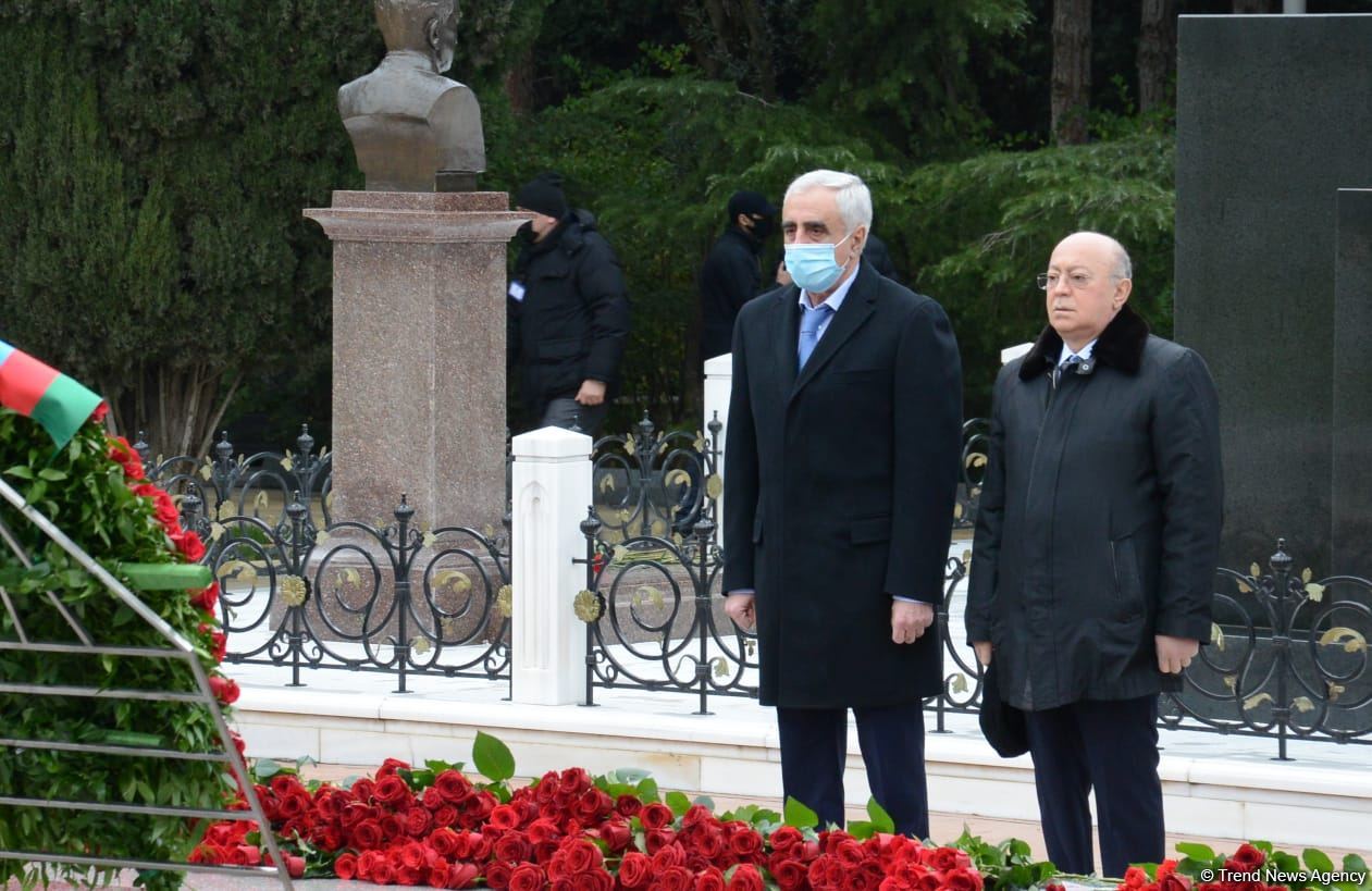 Общественность Азербайджана чтит память великого лидера Гейдара Алиева (ФОТО)