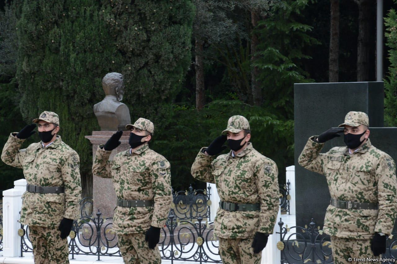 Общественность Азербайджана чтит память великого лидера Гейдара Алиева (ФОТО)