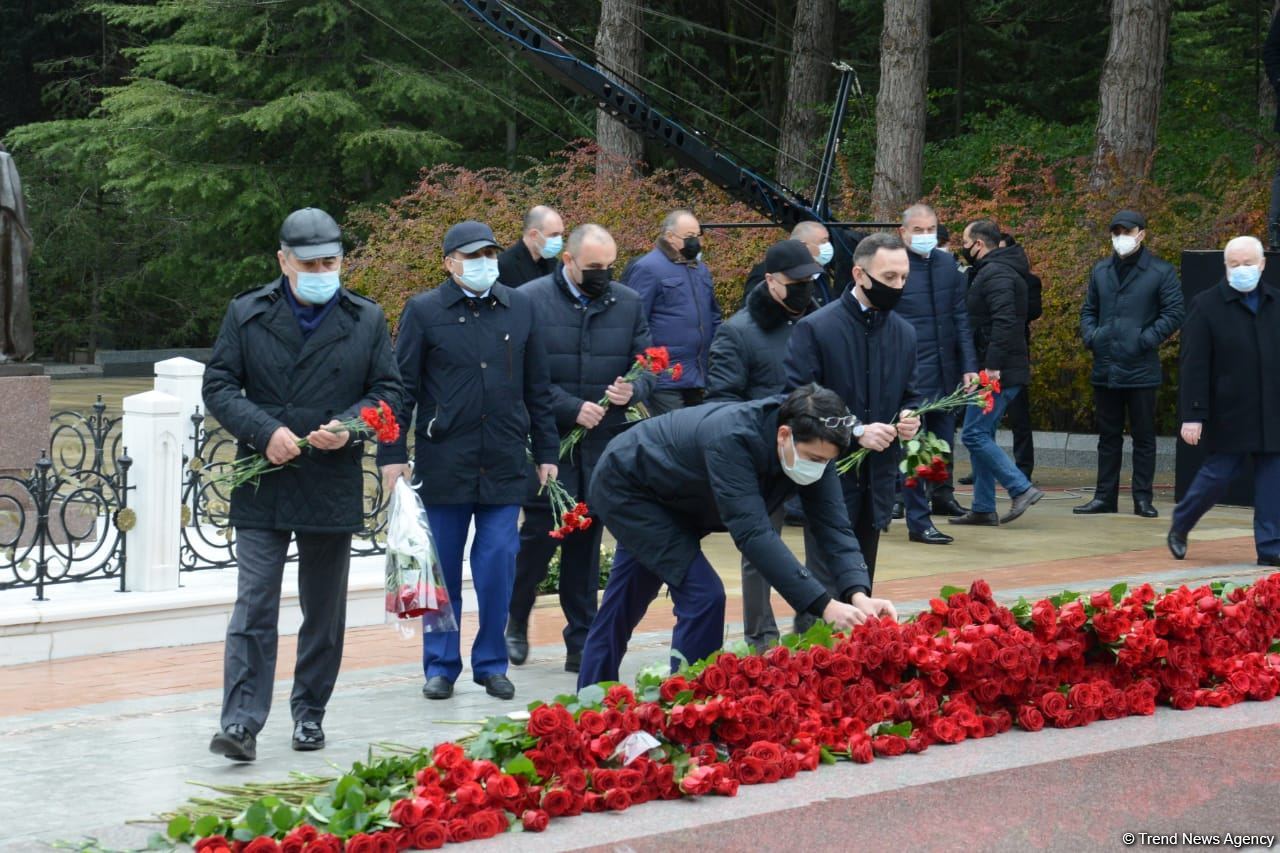 Общественность Азербайджана чтит память великого лидера Гейдара Алиева (ФОТО)