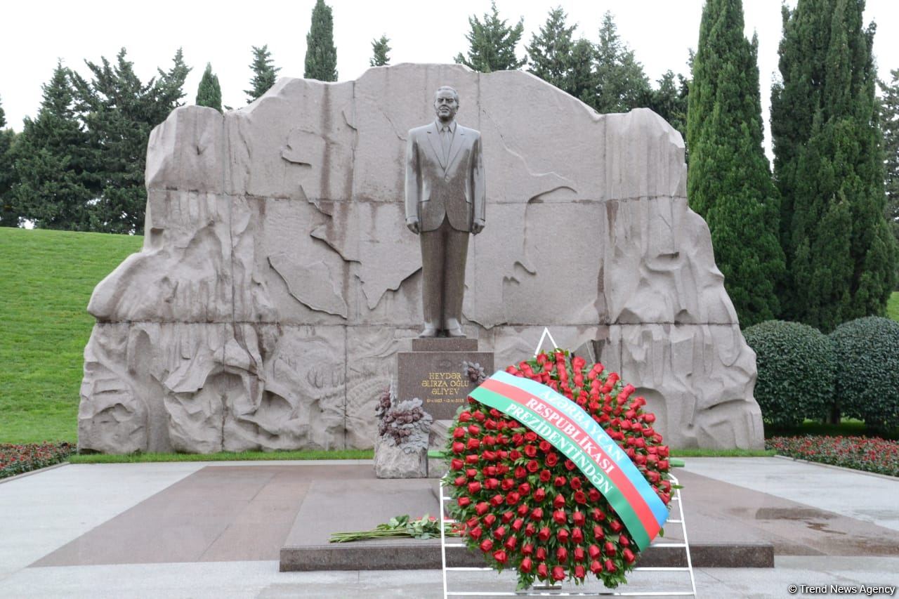 Общественность Азербайджана чтит память великого лидера Гейдара Алиева (ФОТО)