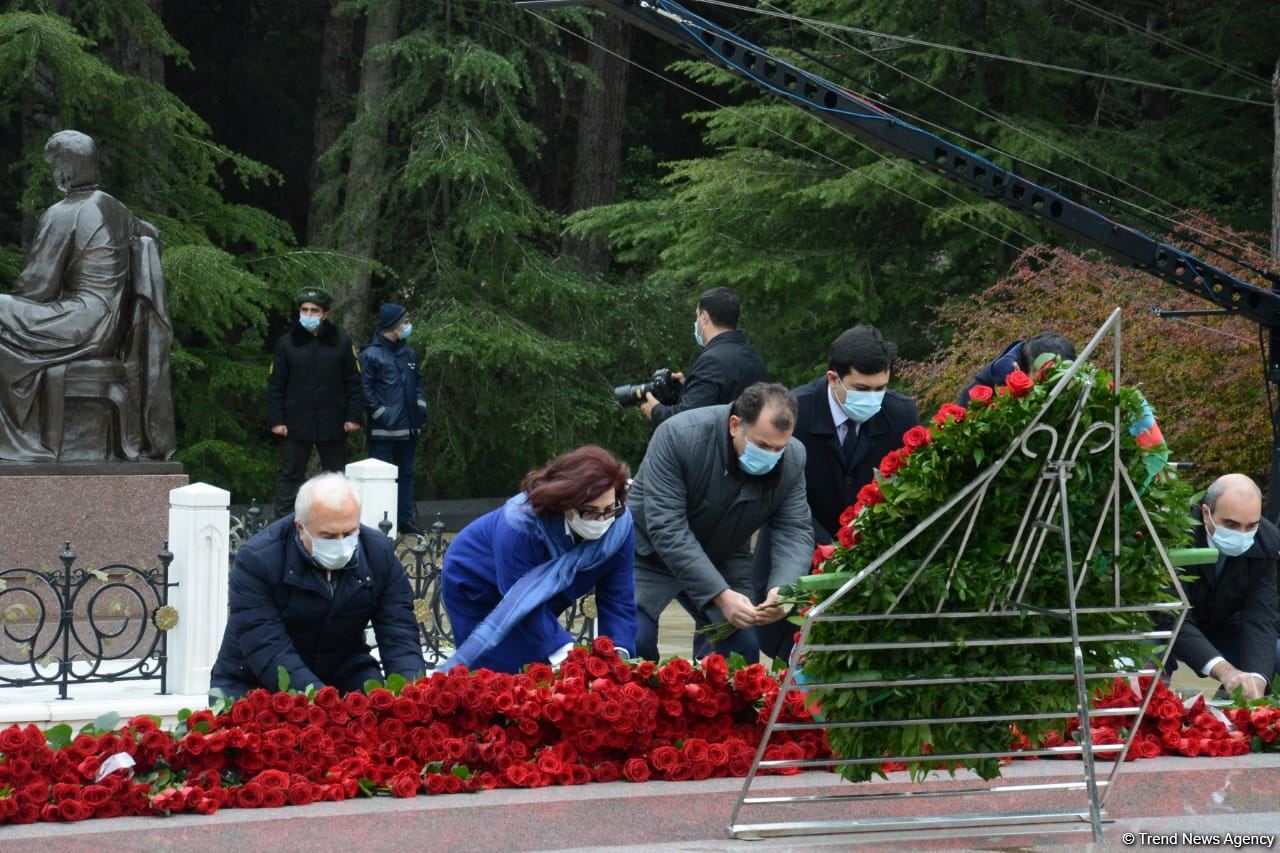 Общественность Азербайджана чтит память великого лидера Гейдара Алиева (ФОТО)