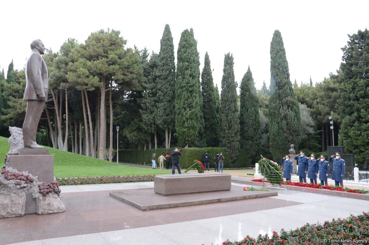 Общественность Азербайджана чтит память великого лидера Гейдара Алиева (ФОТО)