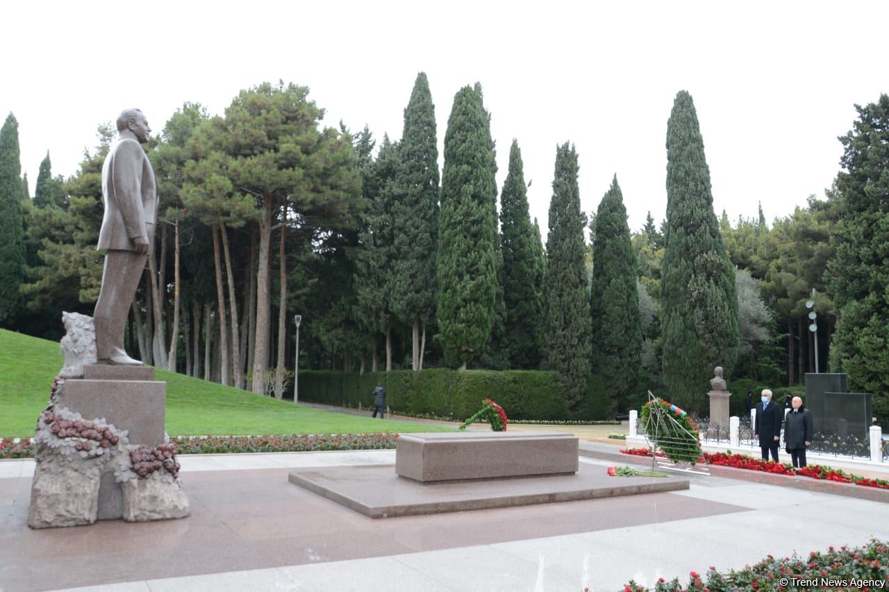 Общественность Азербайджана чтит память великого лидера Гейдара Алиева (ФОТО)