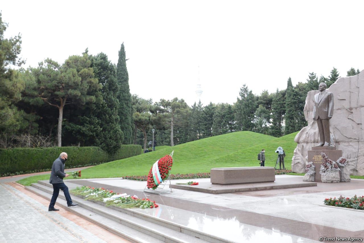 Общественность Азербайджана чтит память великого лидера Гейдара Алиева (ФОТО)