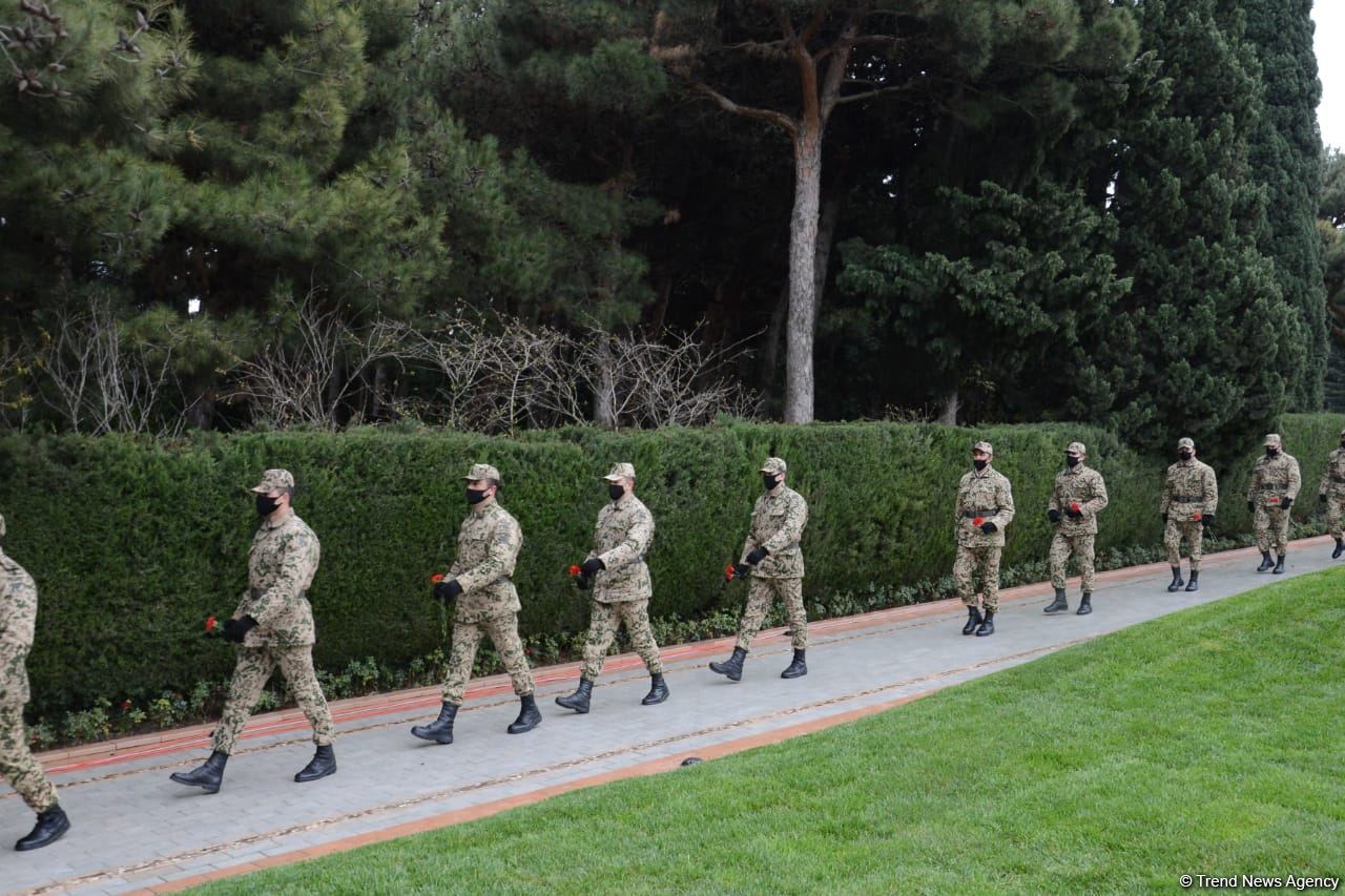 Общественность Азербайджана чтит память великого лидера Гейдара Алиева (ФОТО)