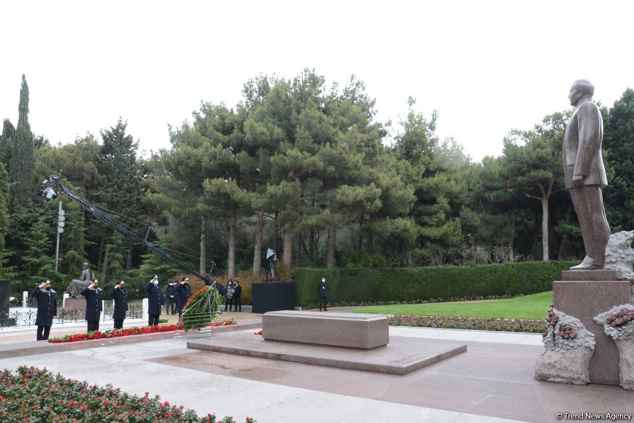 Общественность Азербайджана чтит память великого лидера Гейдара Алиева (ФОТО)