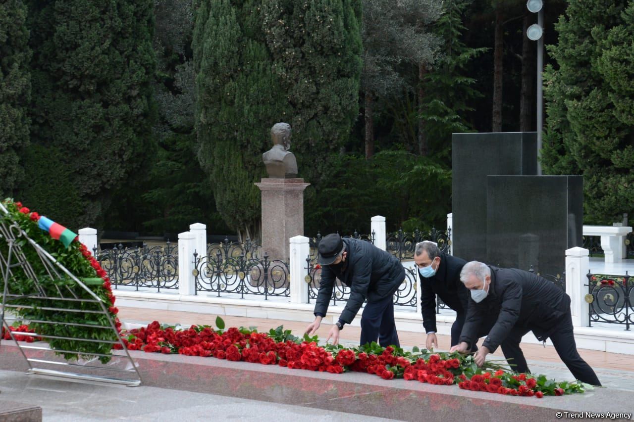 Общественность Азербайджана чтит память великого лидера Гейдара Алиева (ФОТО)