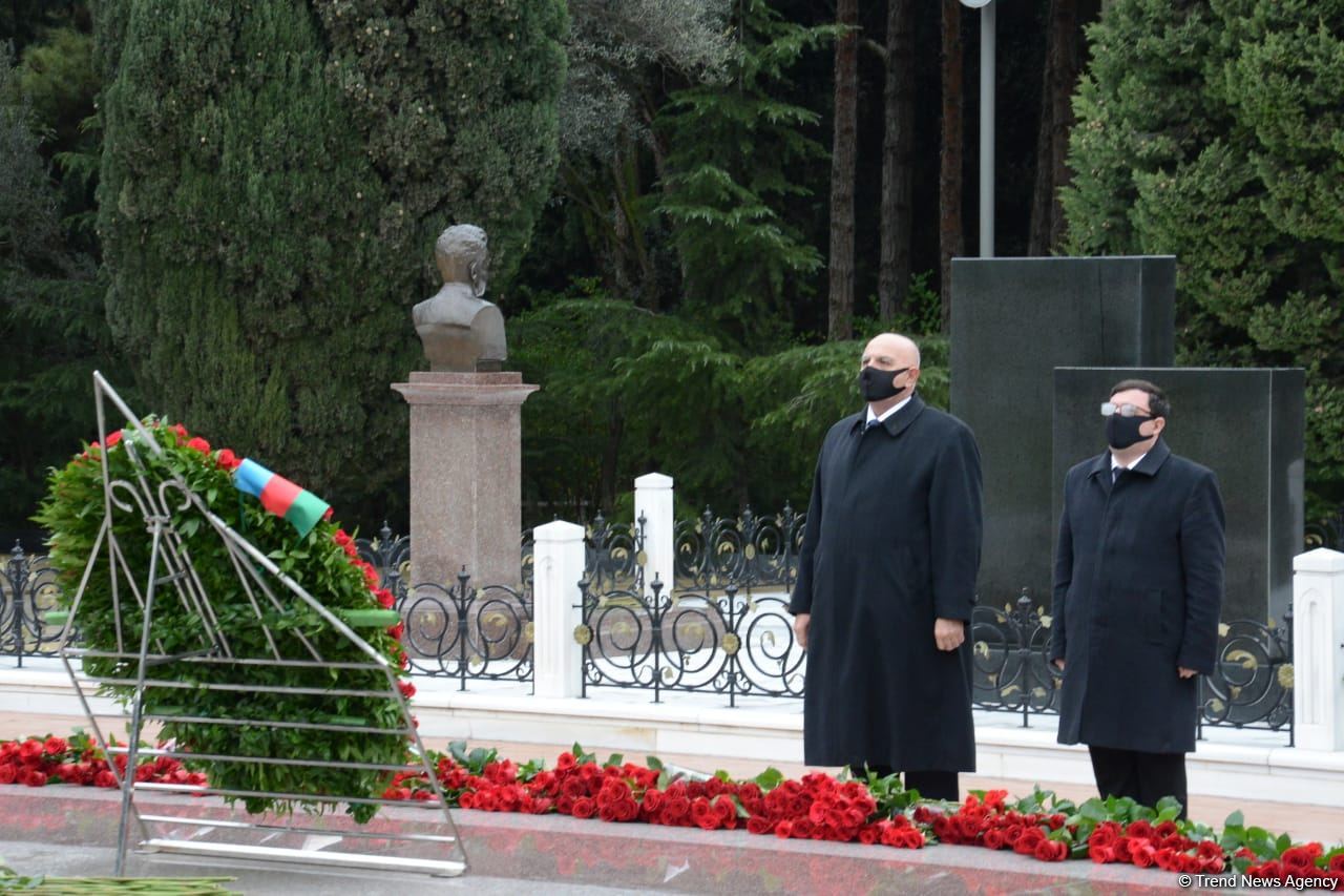 Общественность Азербайджана чтит память великого лидера Гейдара Алиева (ФОТО)