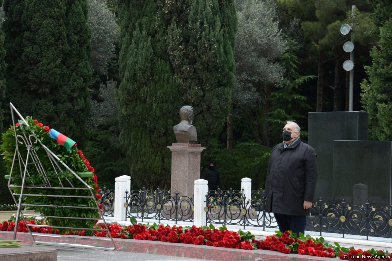 Общественность Азербайджана чтит память великого лидера Гейдара Алиева (ФОТО)