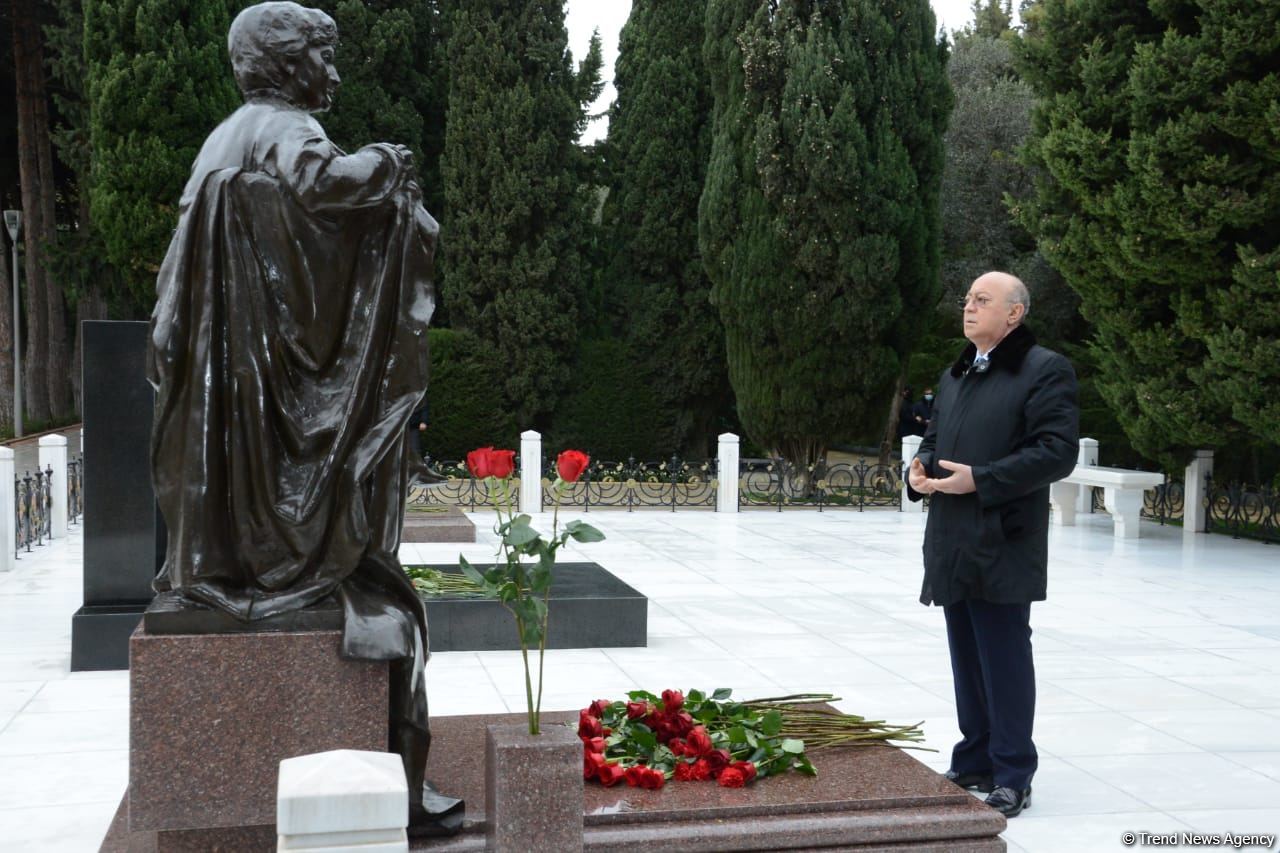 Общественность Азербайджана чтит память великого лидера Гейдара Алиева (ФОТО)