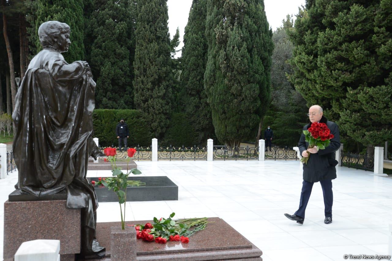 Общественность Азербайджана чтит память великого лидера Гейдара Алиева (ФОТО)