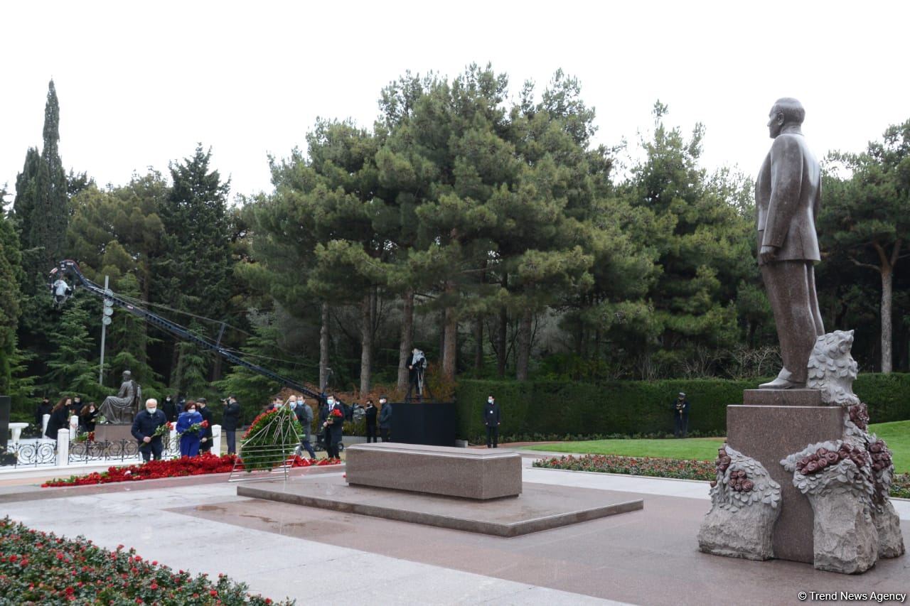 Общественность Азербайджана чтит память великого лидера Гейдара Алиева (ФОТО)