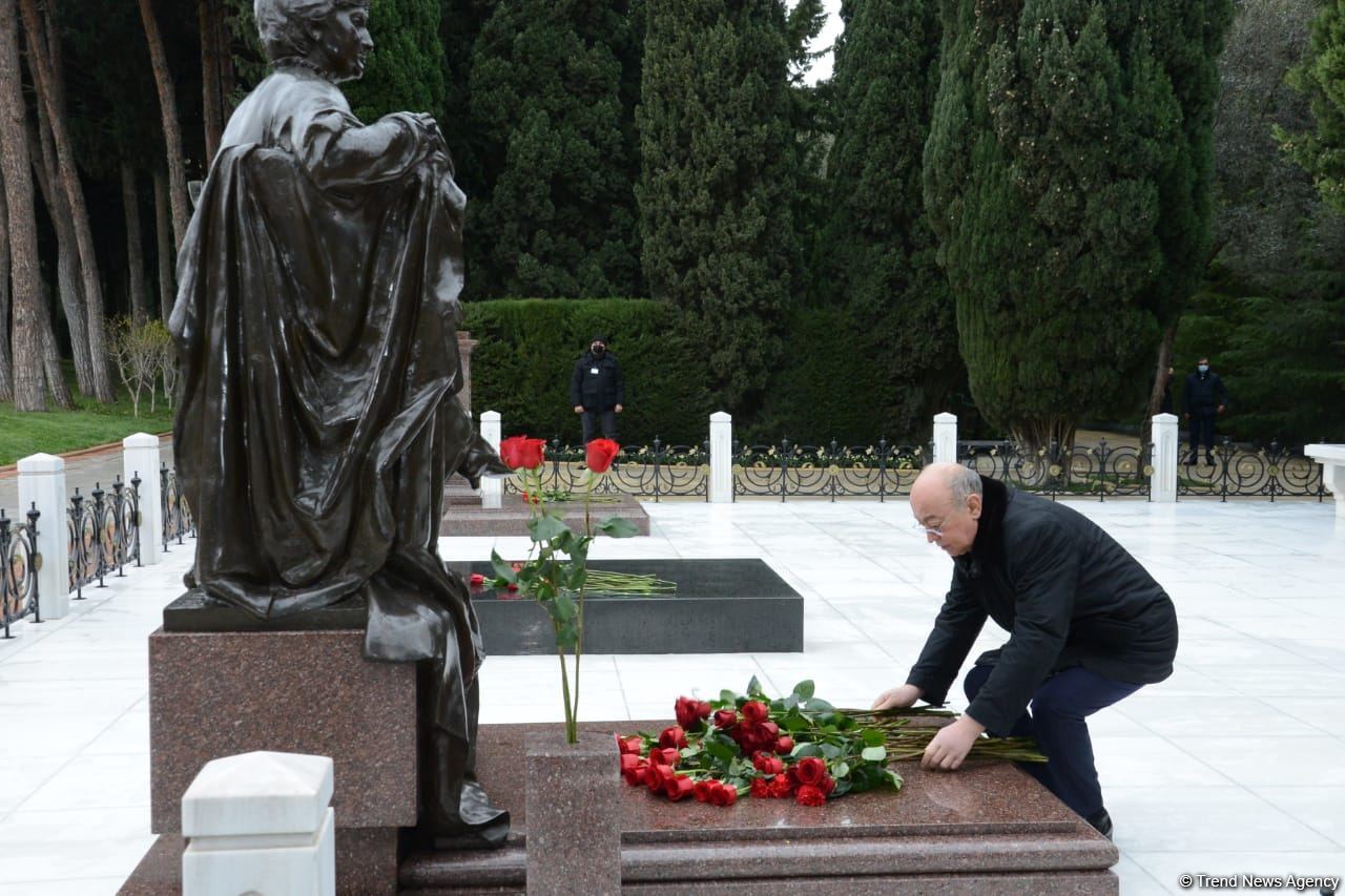 Общественность Азербайджана чтит память великого лидера Гейдара Алиева (ФОТО)