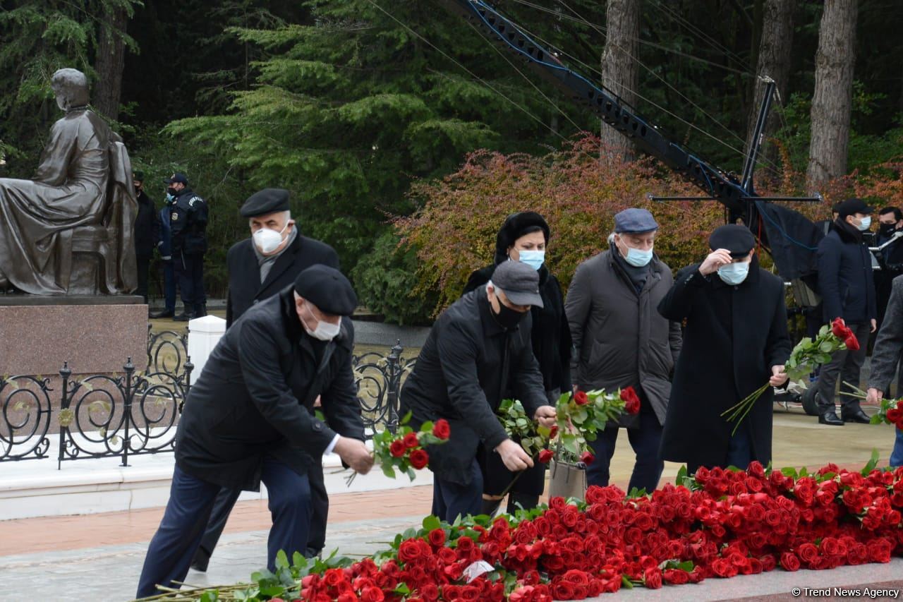 Общественность Азербайджана чтит память великого лидера Гейдара Алиева (ФОТО)