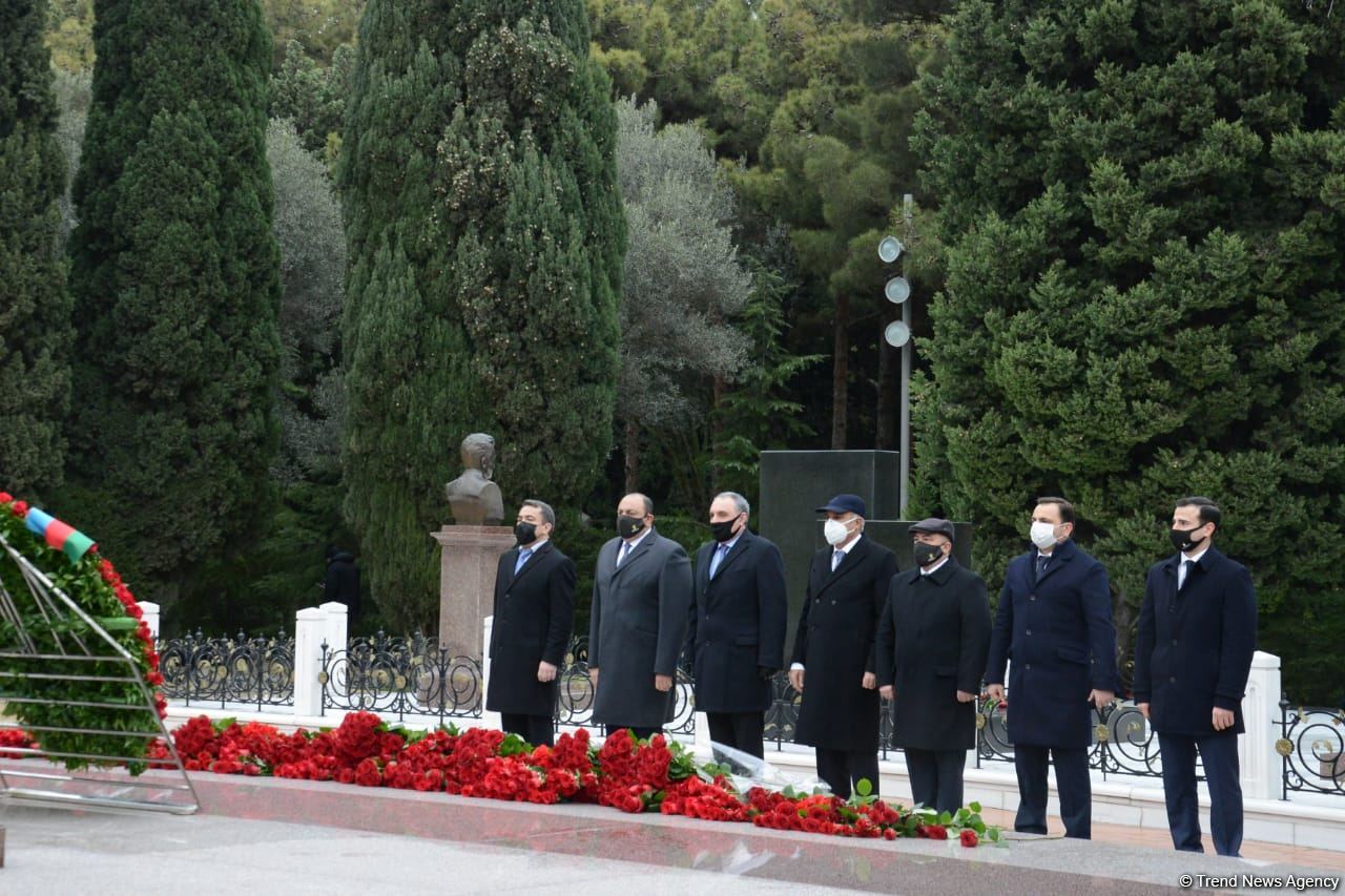 Общественность Азербайджана чтит память великого лидера Гейдара Алиева (ФОТО)