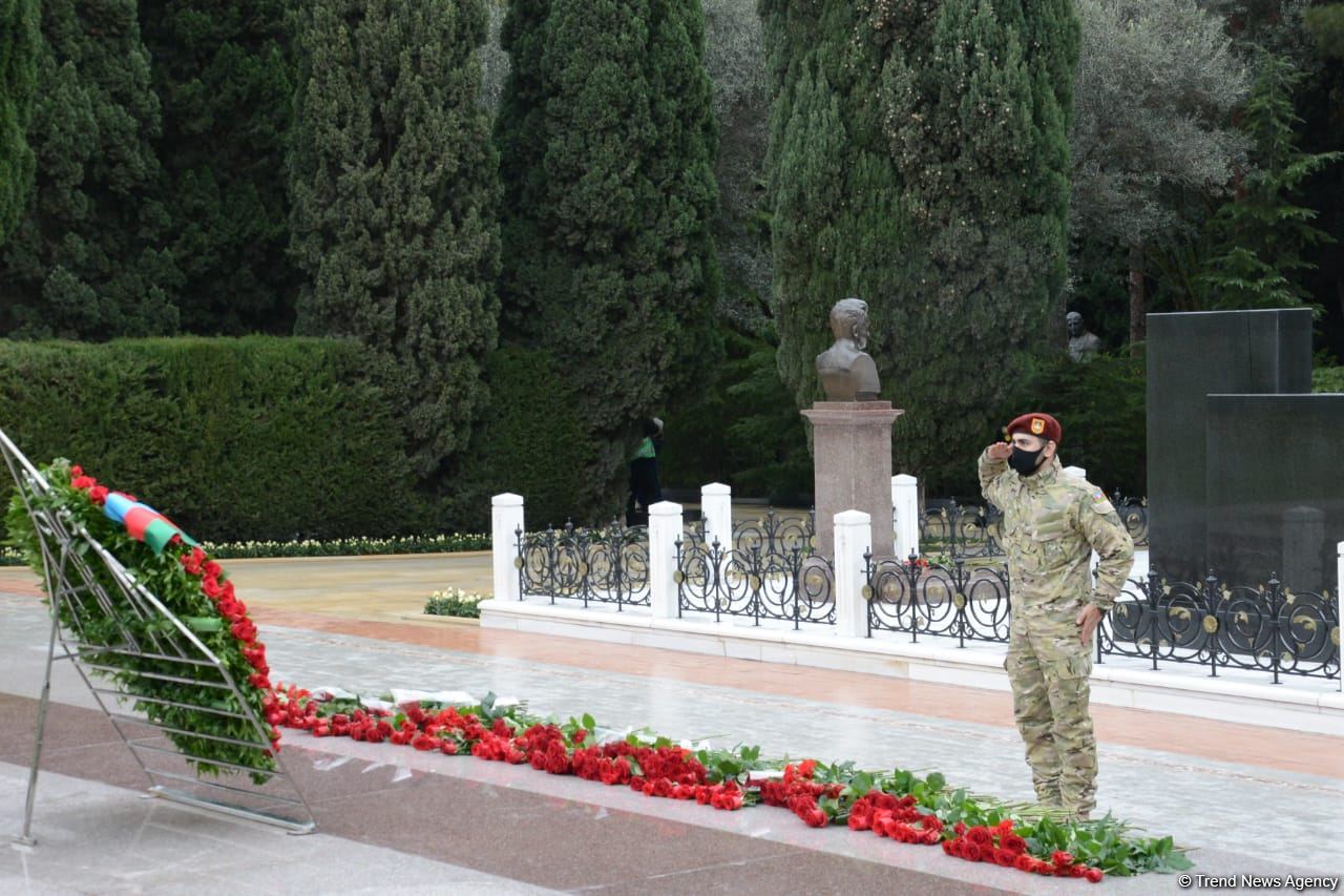 Общественность Азербайджана чтит память великого лидера Гейдара Алиева (ФОТО)