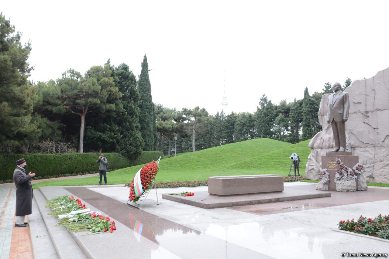 Общественность Азербайджана чтит память великого лидера Гейдара Алиева (ФОТО)
