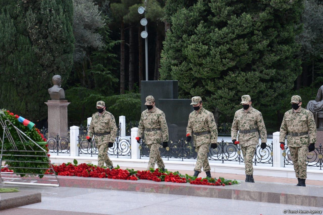 Общественность Азербайджана чтит память великого лидера Гейдара Алиева (ФОТО)