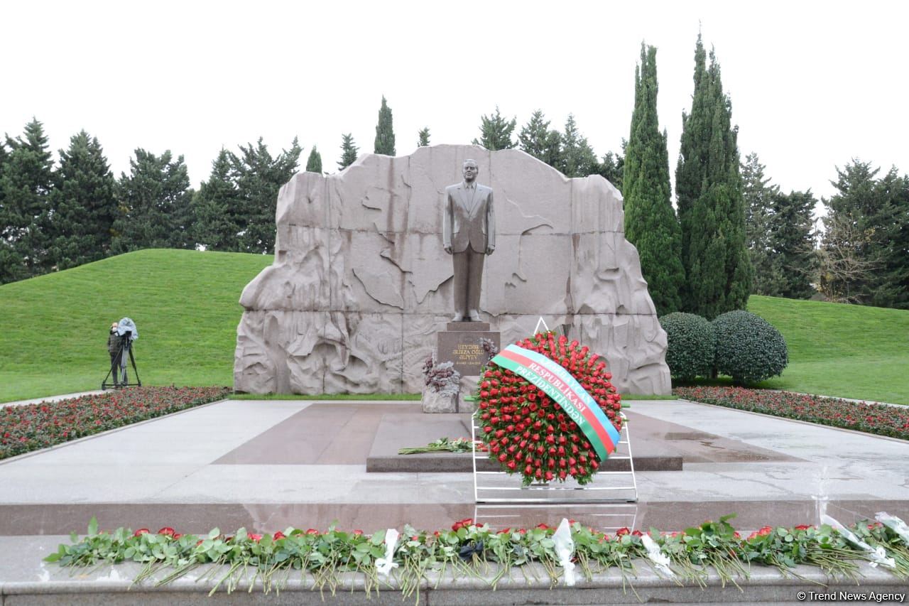 Общественность Азербайджана чтит память великого лидера Гейдара Алиева (ФОТО)