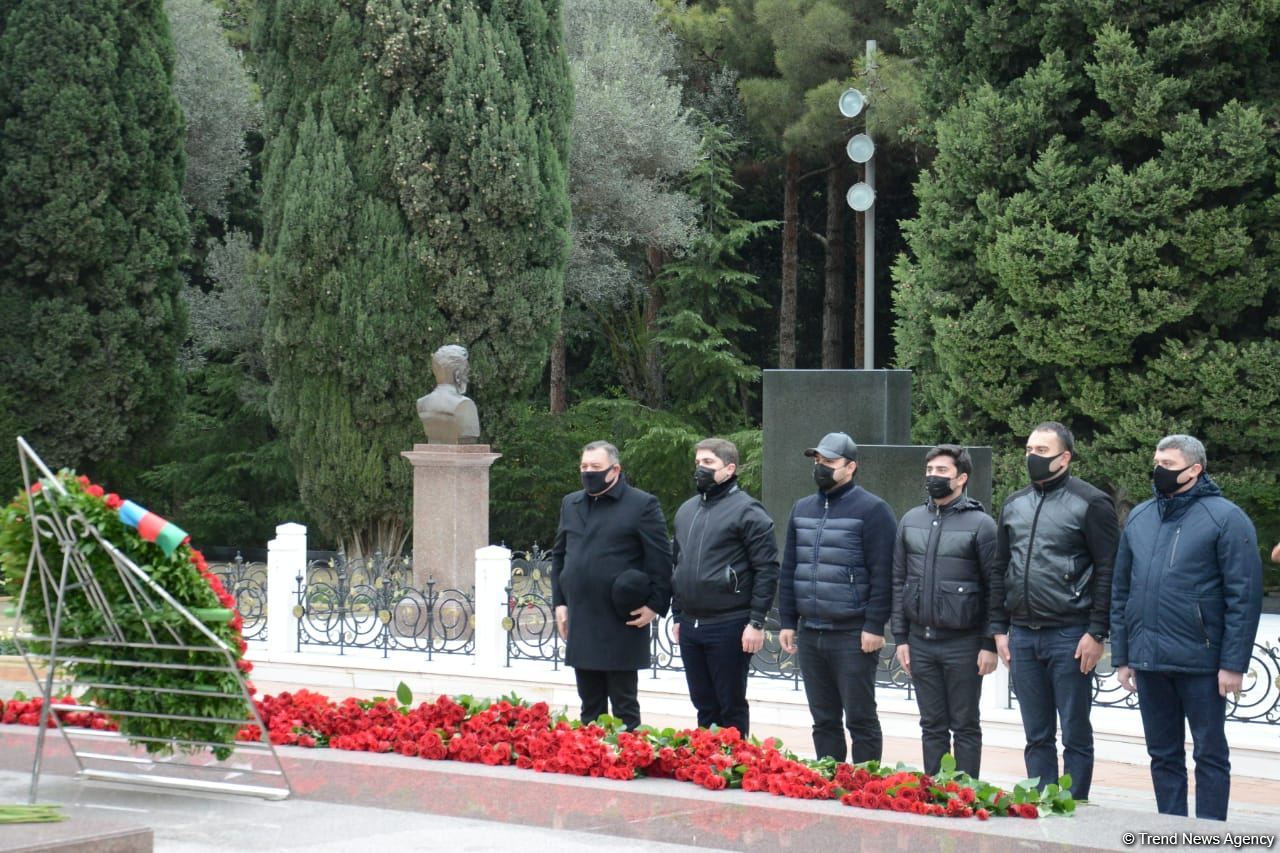 Общественность Азербайджана чтит память великого лидера Гейдара Алиева (ФОТО)