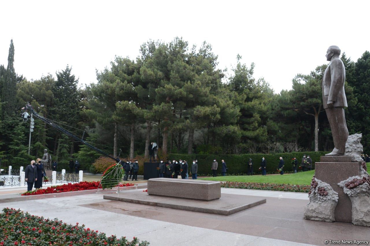 Общественность Азербайджана чтит память великого лидера Гейдара Алиева (ФОТО)
