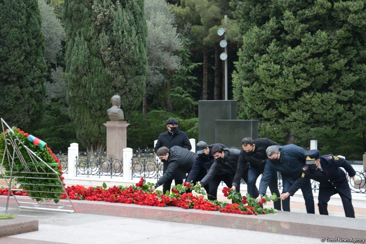 Общественность Азербайджана чтит память великого лидера Гейдара Алиева (ФОТО)