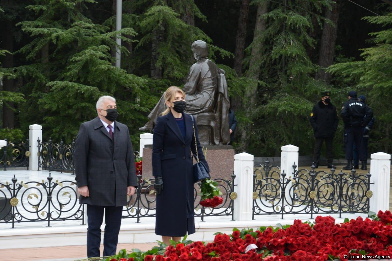 Общественность Азербайджана чтит память великого лидера Гейдара Алиева (ФОТО)
