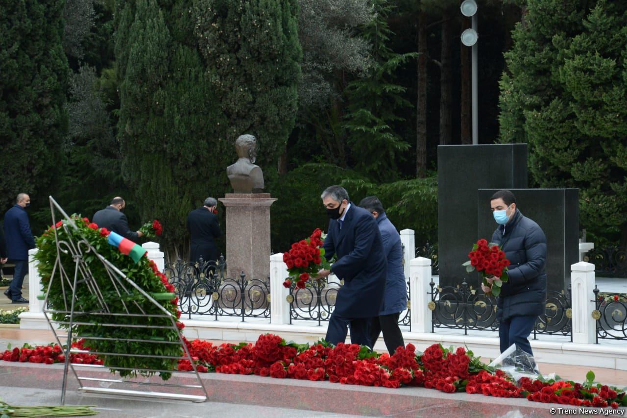 Общественность Азербайджана чтит память великого лидера Гейдара Алиева (ФОТО)