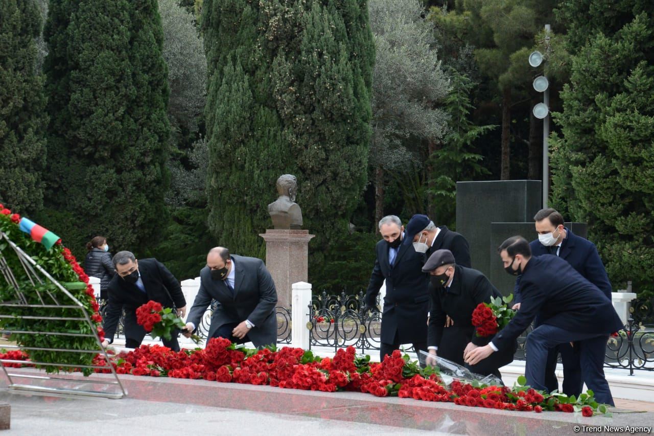 Общественность Азербайджана чтит память великого лидера Гейдара Алиева (ФОТО)