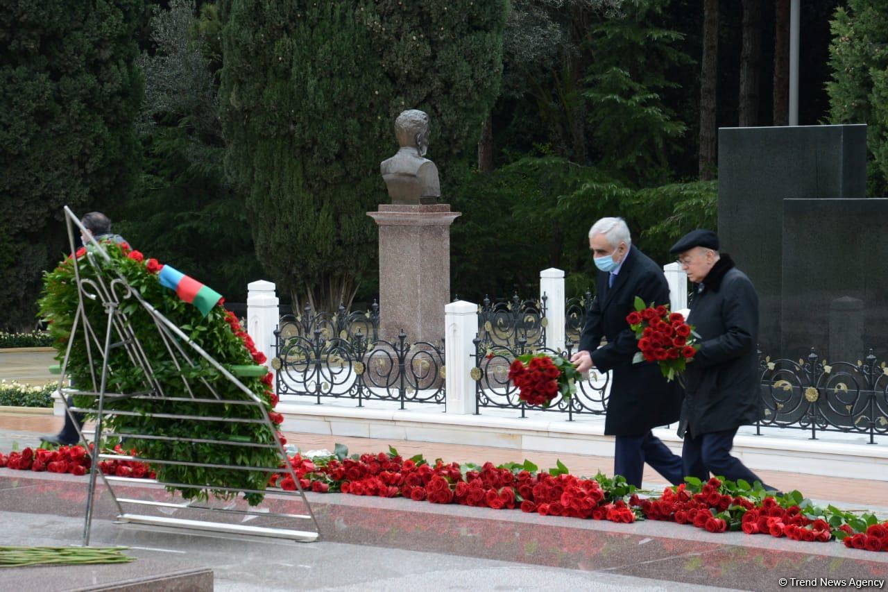 Общественность Азербайджана чтит память великого лидера Гейдара Алиева (ФОТО)