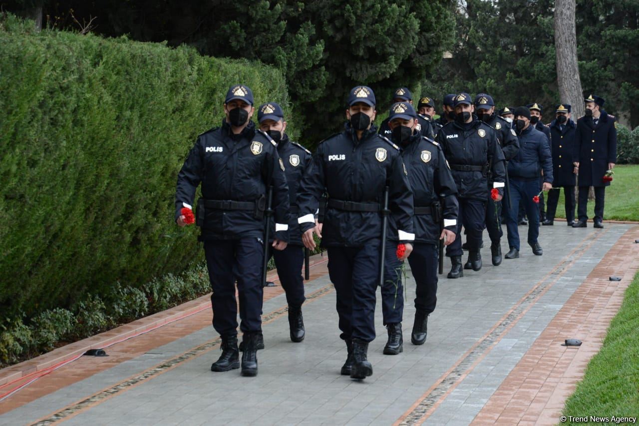 Общественность Азербайджана чтит память великого лидера Гейдара Алиева (ФОТО)