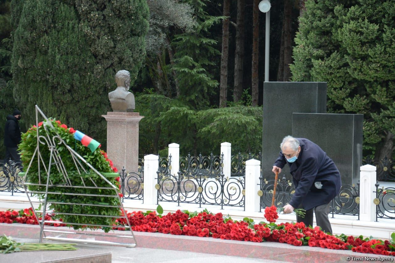 Общественность Азербайджана чтит память великого лидера Гейдара Алиева (ФОТО)