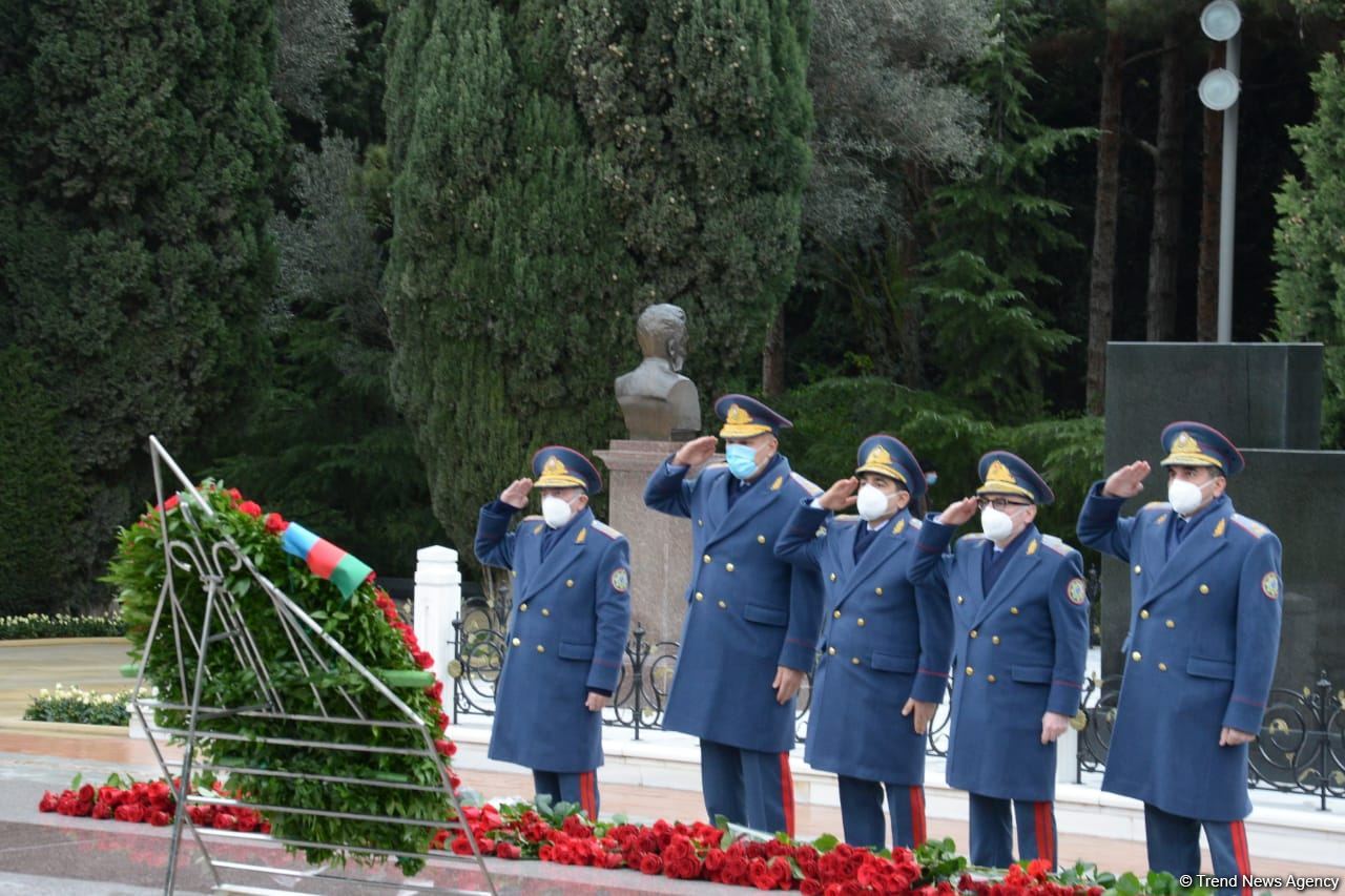 Общественность Азербайджана чтит память великого лидера Гейдара Алиева (ФОТО)