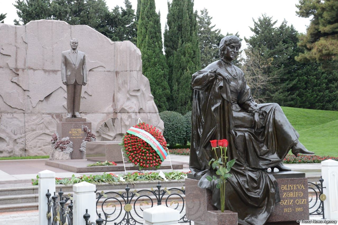 Общественность Азербайджана чтит память великого лидера Гейдара Алиева (ФОТО)