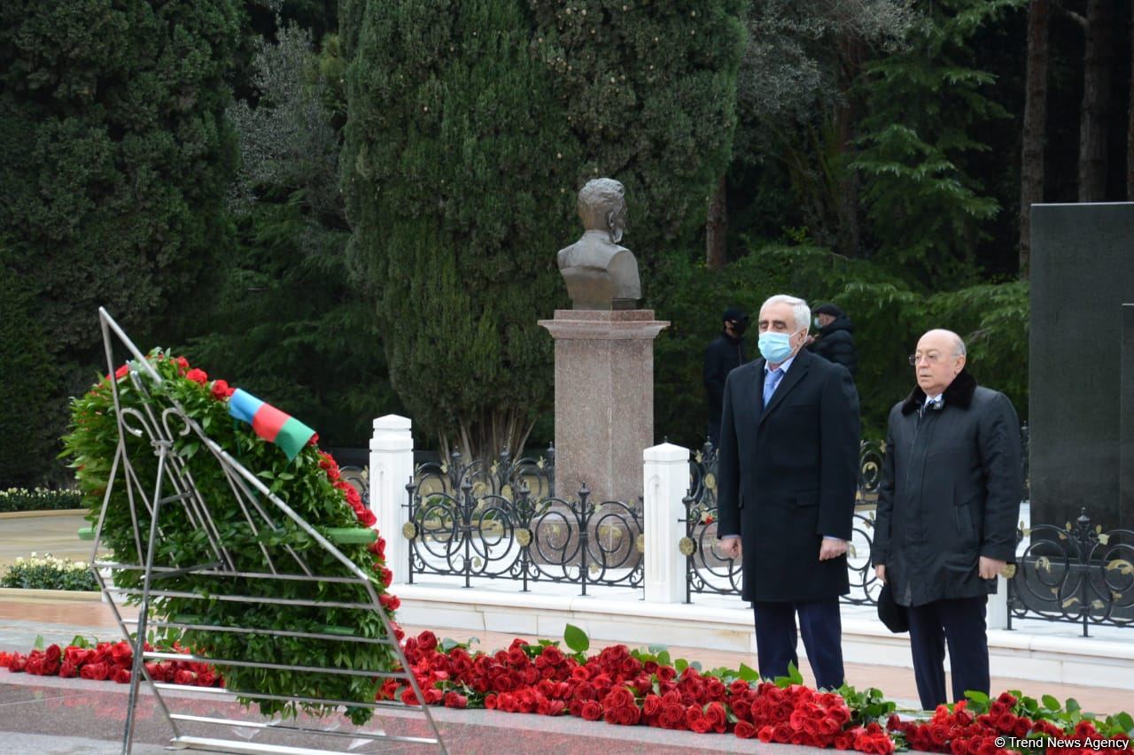 Общественность Азербайджана чтит память великого лидера Гейдара Алиева (ФОТО)