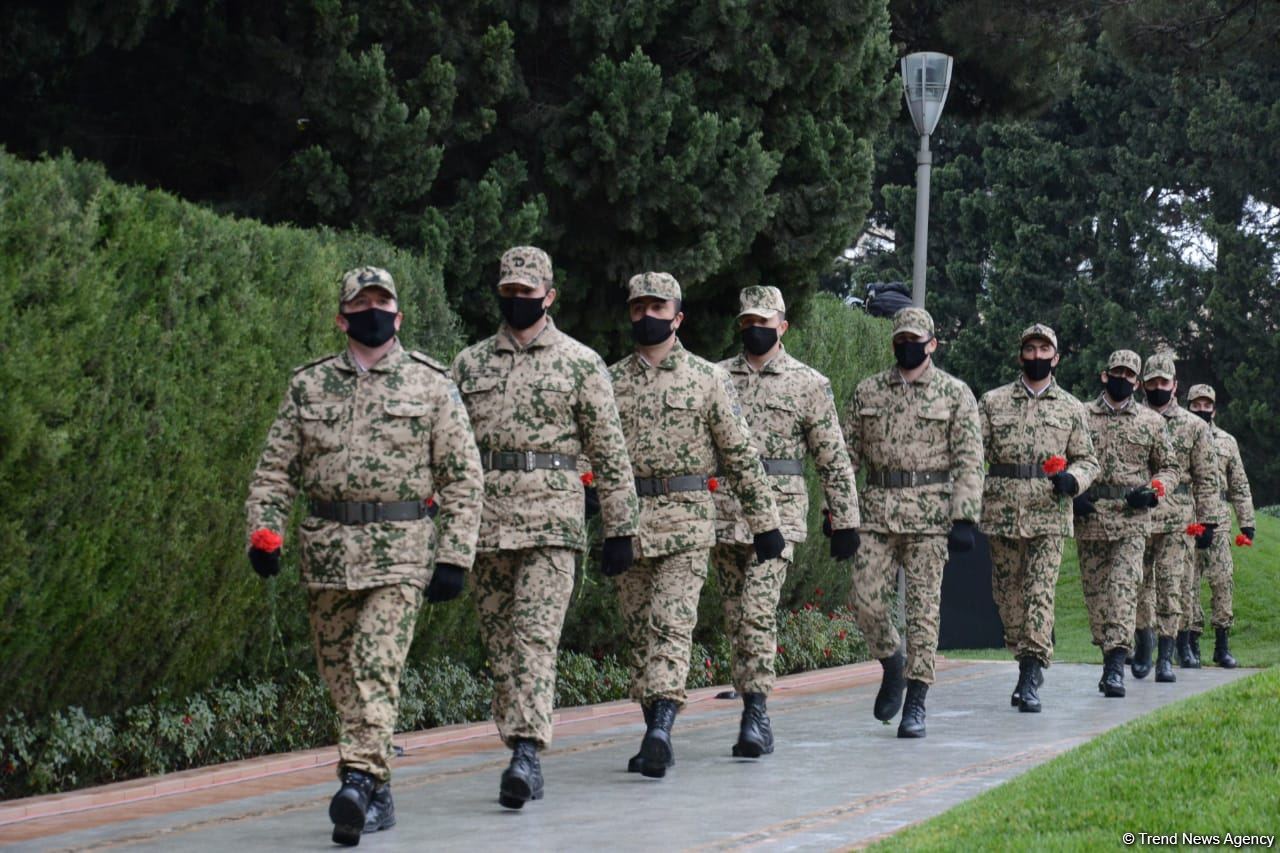 Общественность Азербайджана чтит память великого лидера Гейдара Алиева (ФОТО)