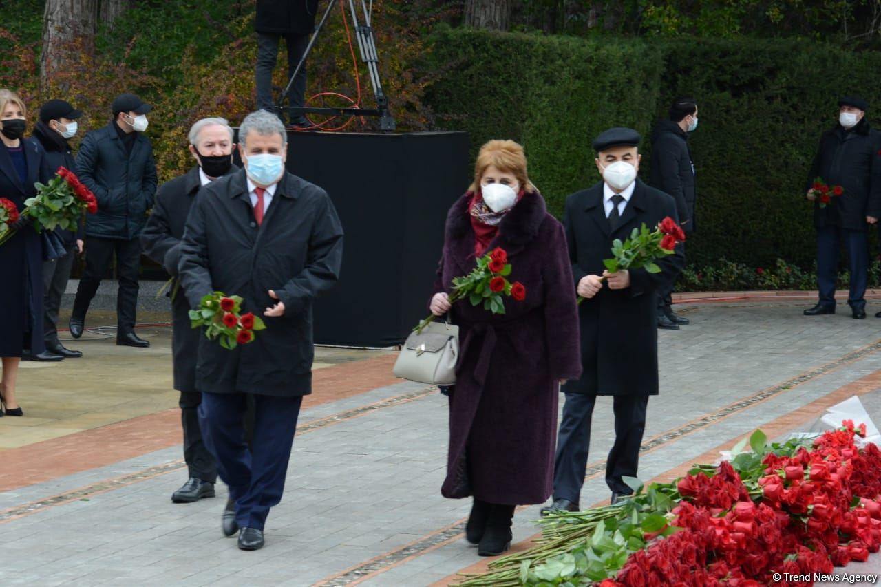 Общественность Азербайджана чтит память великого лидера Гейдара Алиева (ФОТО)
