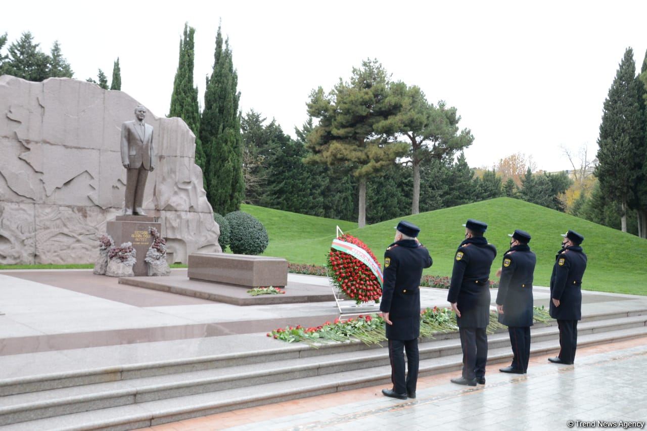 Общественность Азербайджана чтит память великого лидера Гейдара Алиева (ФОТО)